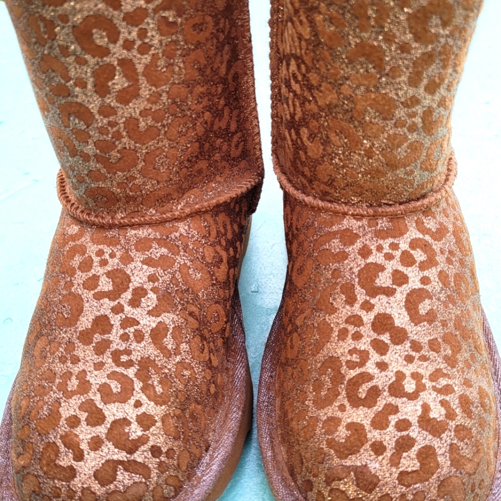 Girls ugg boots 👢  👧 size 1